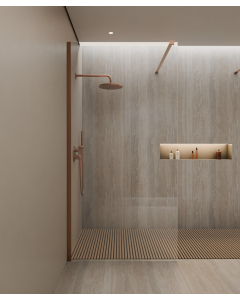 Paroi de douche walk-in avec profilé et barre de renfort or rose brossé, installée dans une douche italienne avec une colonne de douche encastrée