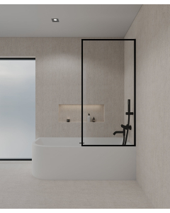 Pare baignoire posée sur une baignoire blanche en verre trempé securit transparent avec cadre en acier inoxydable noir assorti à la robinetterie de bain noire
