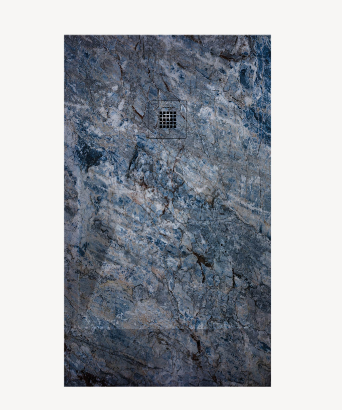 Piatto doccia Sodalite, finitura Lisse Stone 3D, griglia colorata