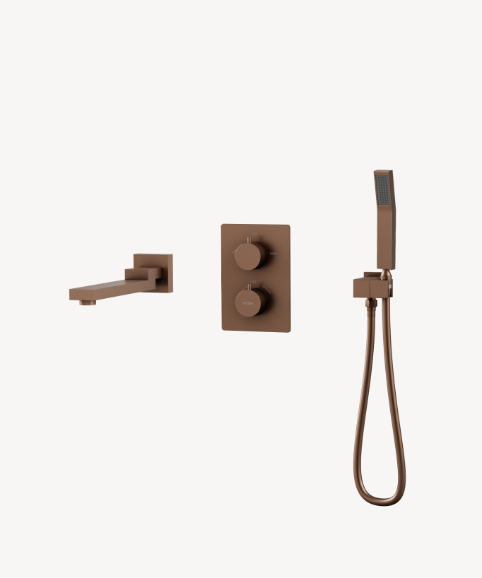 Mitigeur bain douche thermostatique encastré, or rose brossé, équipé d'un bec plat, d'une douchette à main et support mural et de deux poignées , une pour activer l'eau avec butée de sécurité et un inverseur. 