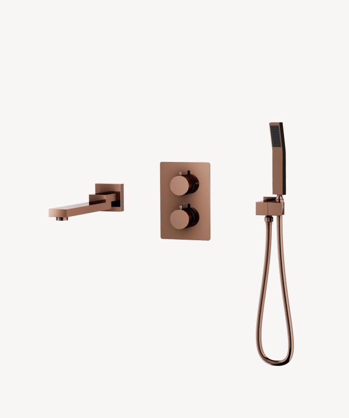 Robinet baignoire encastré équipé d'un mitigeur thermostatique anti brûlures, d'un bec pour remplir la baignoire et d'une douchette à main avec son flexible PVC et son support mural, finition or rose. 