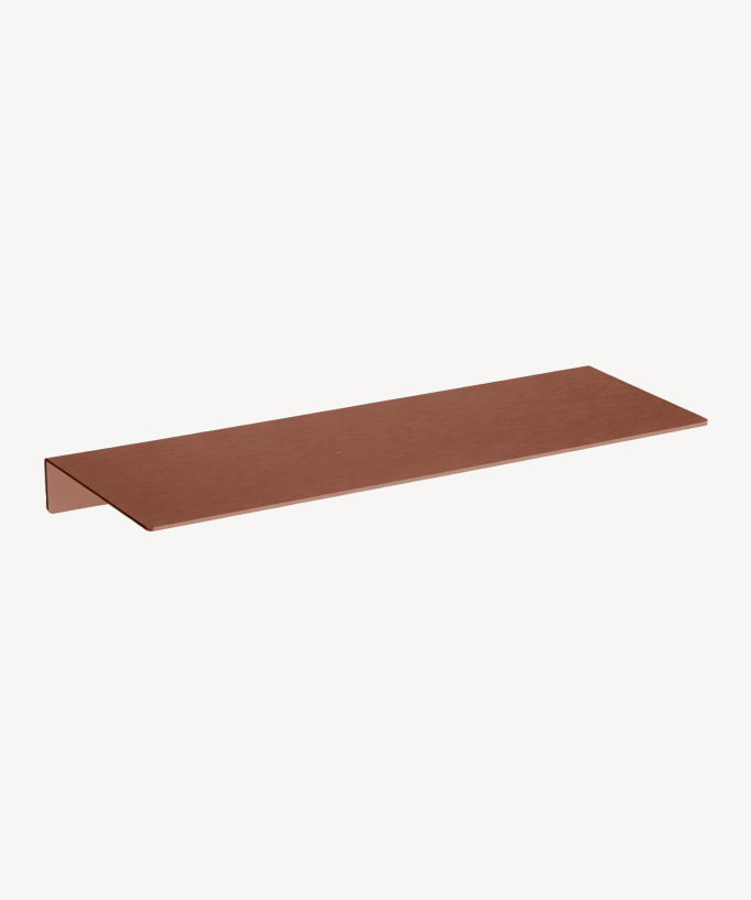 Gros plan de l'étagère murale de salle de bain en inox or rose brossé. 