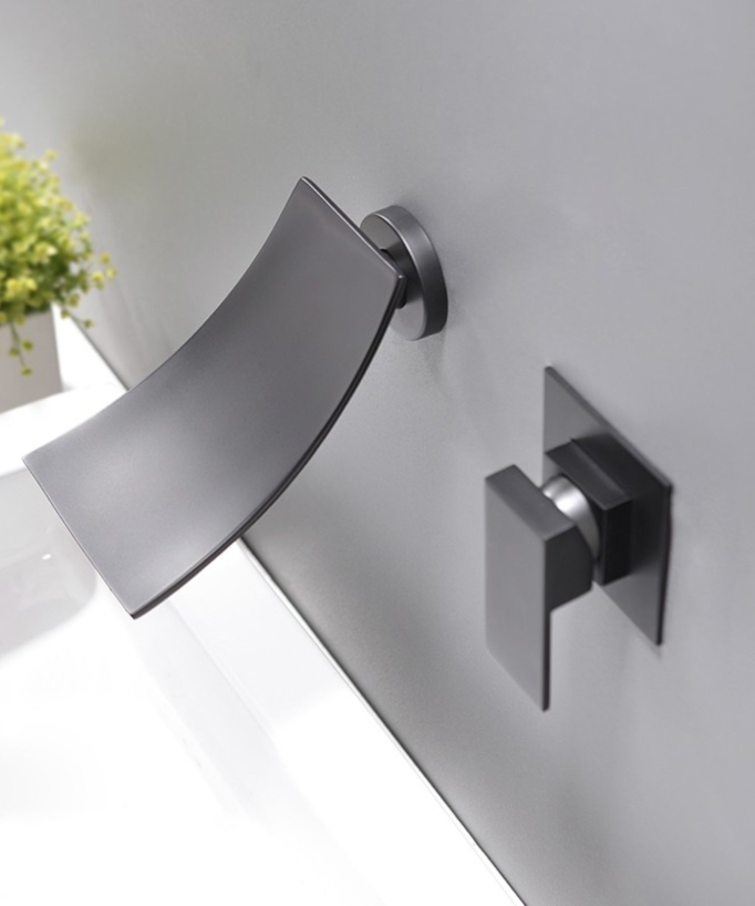 Miscelatore lavabo a cascata a parete nero